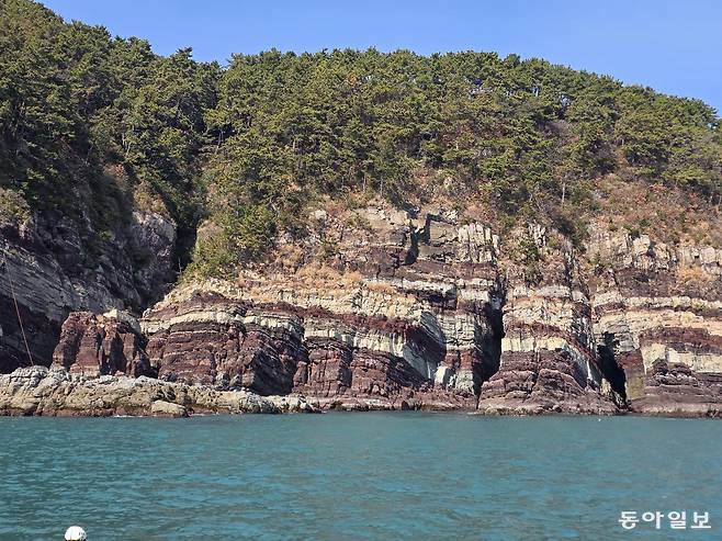 부산 송도해수욕장에서 요트를 타면 볼 수 있는, 시루떡 아니면 초코케익을 닮은 해안 절벽.   부산=전승훈 기자 raphy@donga.com