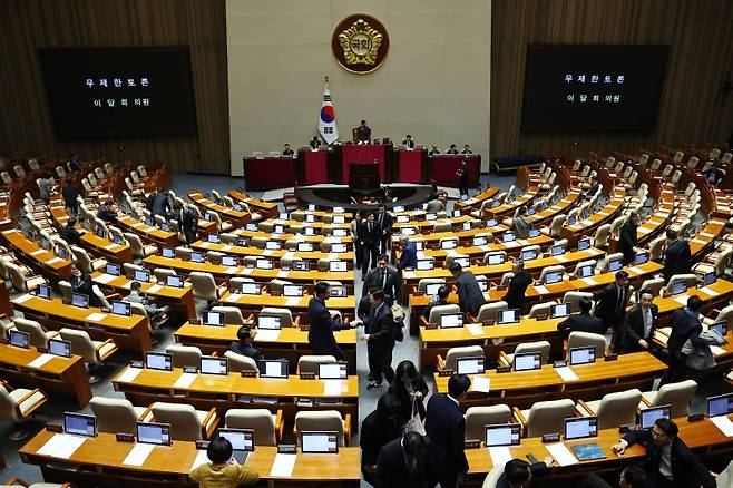 더불어민주당 의원들이 20일 오후 서울 여의도 국회 본회의에서 이달희 국민의힘 의원의 중대범죄수사청 설치법에 대한 무제한 토론(필리버스터)이 시작되자 회의장을 나서고 있다. 뉴시스