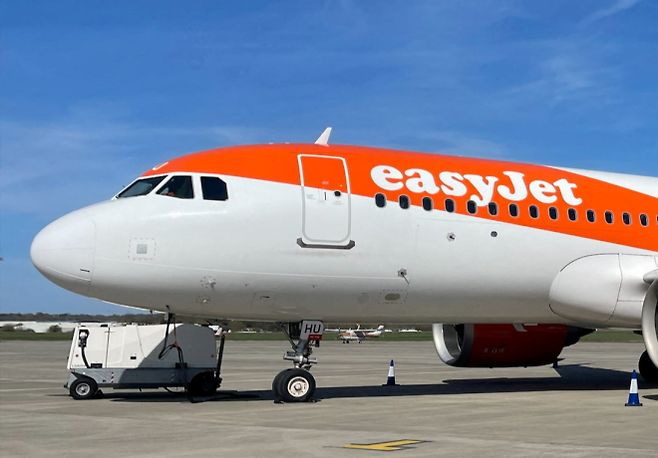 지난 3월 31일(현지시간) 영국 사우스엔드 공항 활주로에 이지젯 항공기가 서 있다. /사진=로이터 연합뉴스