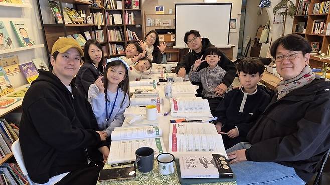 지난 5일 오전, 일요일 달콤한 늦잠의 유혹을 이기고 꿈틀책방 운양점에서 자녀와 아빠가 함께 책을 읽는 ‘아왈빠왈’ 멤버들이 천자문을 공부하고 있다. 조일준 선임기자