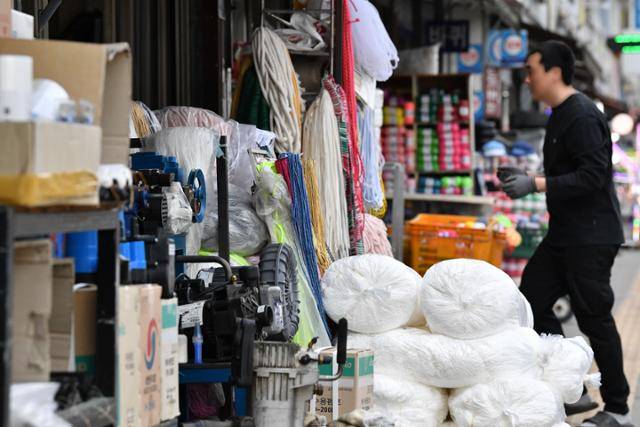 중동 사태 여파로 플라스틱과 비닐 등 포장재 원료인 나프타 수급난이 심화하는 가운데 17일 서울 중구 방산시장에 포장재 제품이 진열돼 있다. 윤기훈 인턴기자