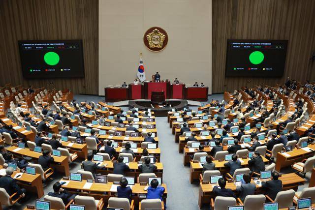 여야는 18일 오전 국회 본회의를 열고 중대선거구제 확대 도입과 시도의회 광역의원 비례대표 확대를 골자로 한 정기개혁법안을 의결했다. 연합뉴스