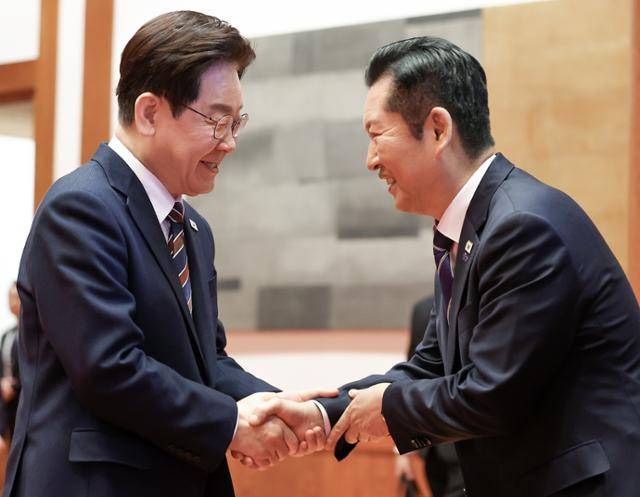 이재명 대통령이 7일 청와대에서 열린 여야정 민생경제 협의체 회담에서 정청래 더불어민주당 대표와 인사하고 있다. 연합뉴스