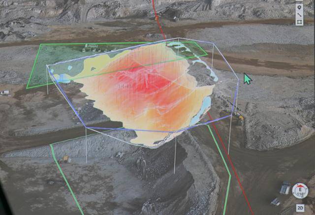 17일 경기 용인시 처인구 반도체 클러스터 조성 현장에서 도크3 플랫폼을 통해서 측량한 데이터를 토대로 계산된 깎인 땅의 모습이 화면에 떠 있다. 최주연 기자