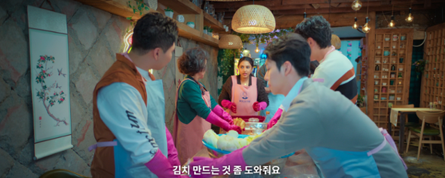 넷플릭스 인도 영화 '다시, 서울에서'(원제 '메이드 인 코리아') 주인공 셴바가 배추 속을 양념으로 버무리며 "김치 만드는 것 좀 도와달라"고 한국 친구들에게 말하고 있다. 넷플릭스 영상 캡처