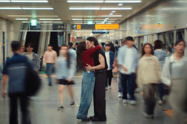 지난 2일 공개된 넷플릭스 미국 드라마 '엑스오 키티' 시즌3에서 주인공 키티(왼쪽)가 남자친구와 서울의 지하철에서 입을 맞추고 있다. 넷플릭스 제공