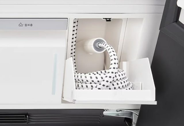 올해 나온 LG 스타일러 오브제컬렉션에는 아래쪽에 고압 핸디 스티머가 탑재돼 있다. LG전자 홈페이지 캡처