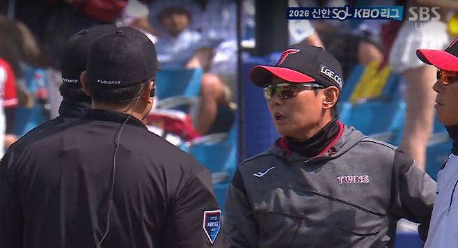 염경엽 LG 감독이 18일 대구 삼성전 헤드샷 퇴장에 관해 심판진에 항의하고 있다. 사진=SBS, 티빙 중계화면 캡처