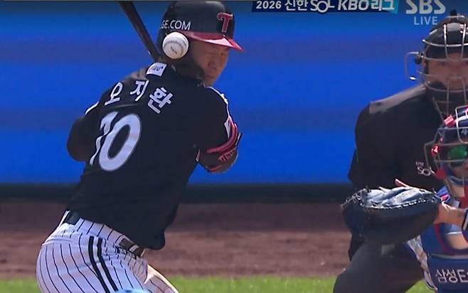 오지환이 18일 대구 삼성전 4회 헤드샷 장면. 사진=SBS, 티빙 중계화면 캡처