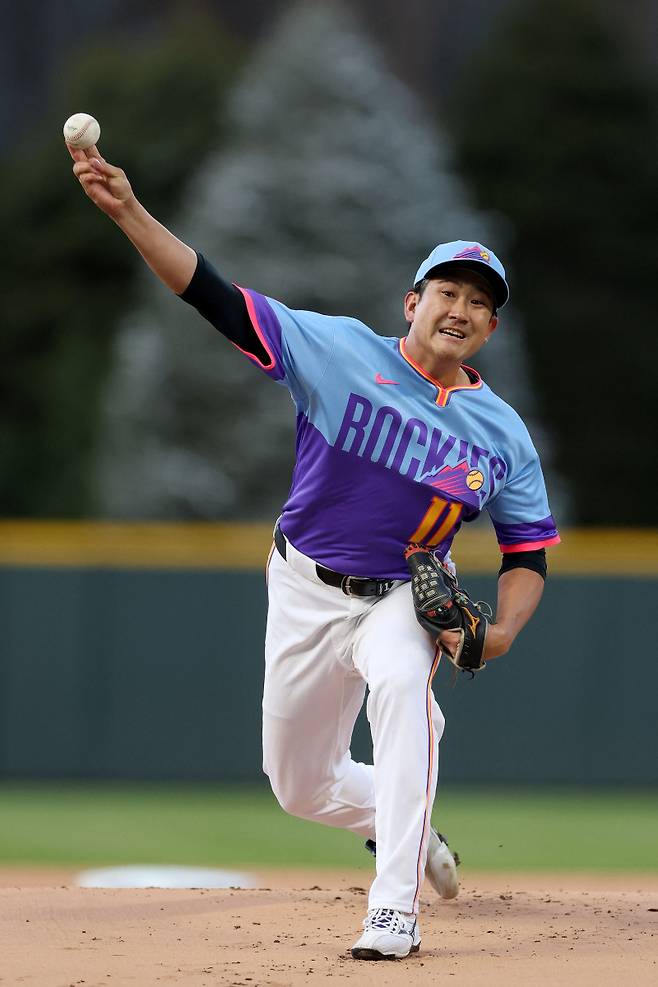 <yonhap photo-3172="">18일(한국시간) 홈 쿠어스필드에서 열린 다저스전에 선발 등판한 스가노 토모유키. AFP=연합뉴스</yonhap>