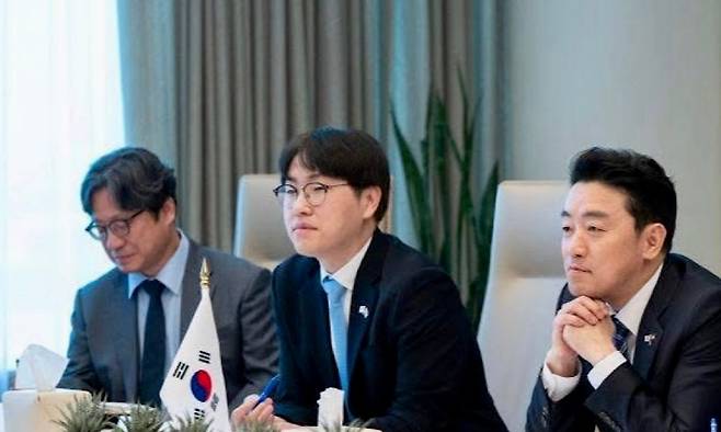 하정우 수석(가운데), 강훈식 비서실장. ( 하정우 수석 페이스북)