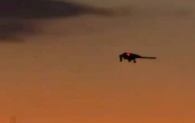 지난 1월 3일 푸에르토 리코 미군 기지에 접근하는 미국 공군의 스텔스 무인 정찰기 RQ-170. X@Clash Report