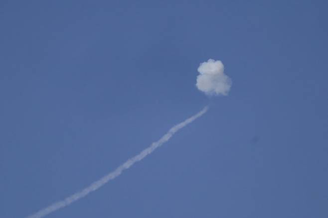 16일(현지시간) 이스라엘의 아이언돔이 레바논 국경지대에서 헤즈볼라가 쏜 발사체를 요격하고 있다. 로이터=연합