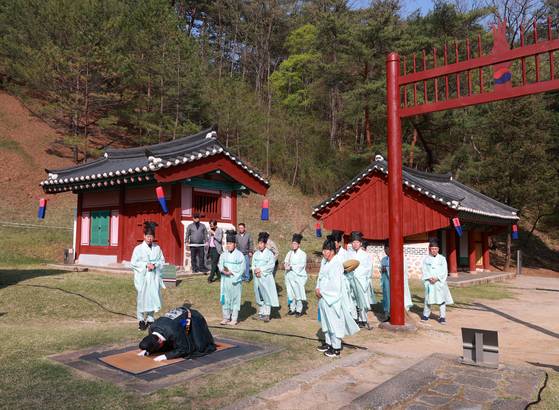 지난해 4월 25일 강원도 영월군 장릉에서 조선 제6대 임금 단종의 고혼과 충신들의 넋을 기리기 위한 봉심(奉審)이 진행되는 모습. 봉심은 임금의 명(命)으로 능이나 묘를 보살피던 일을 말한다. [사진 영월군]