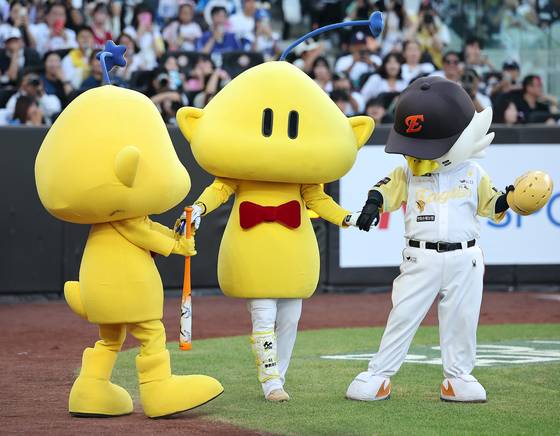 대전 한화생명 볼파크에서 열린 ‘2025 신한 SOL뱅크 KBO 올스타전’에서 한화 문현빈이 꿈돌이 분장을 하며 타석에 들어서고 있다. 뉴스1