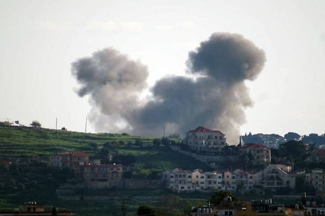 13일(현지시간) 이스라엘 공습으로 레바논 남부 마을 슈킨에 타격을 입은 현장에서 연기가 피어오르고 있다. AFP=연합뉴스