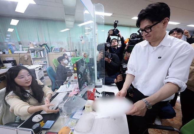 월간중앙 인터뷰 직후 부산으로 간 한동훈 국민의힘 전 대표는 그다음 날 부산 북구 만덕2동 행정복지센터를 찾아가 전입신고를 했다. [연합뉴스]