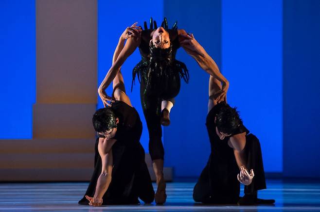 ‘백조의 호수’에서 강한 존재감을 과시하는 ‘밤의 여왕’과 ‘어둠의 대천사들’. [사진 몬테카를로 발레단]