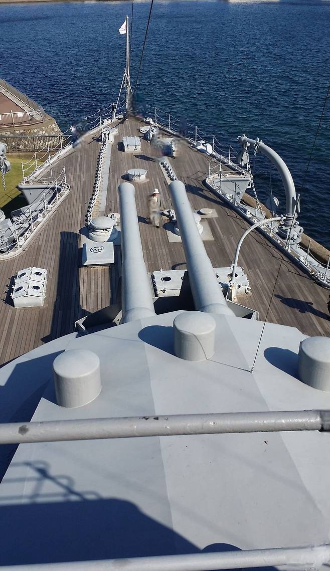 함교에서 내려다 본 미카사함 함포. [사진 김진형]