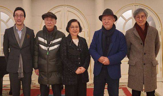 왼쪽부터 천경우, 주명덕, 송영숙, 강운구, 구본창, 2020년. [사진 뮤지엄한미]