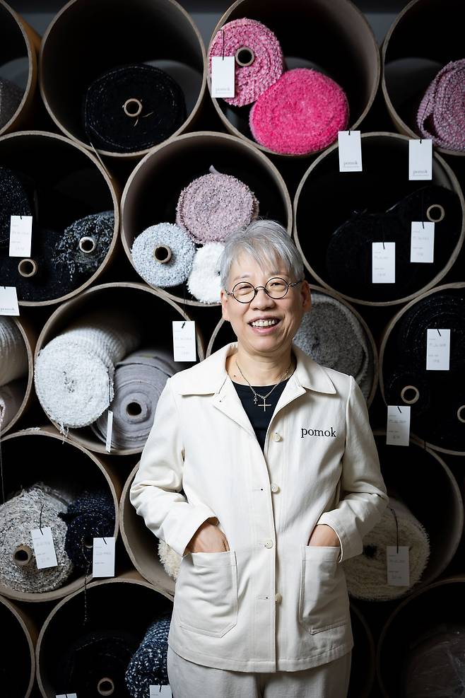 한지로 실을 만들고 원단을 직조하는 기술로 특허 등록까지 마친 ‘포목’ 배영진 대표. 최영재 기자