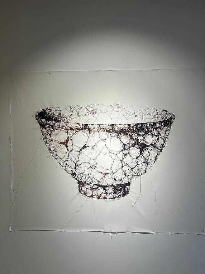 한지에 백자를 수놓은 배영진 대표의 작품. [사진 포목]