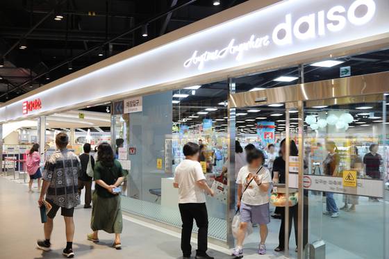 신세계백화점 본점이 최근 국내 최대 규모로 리뉴얼 한 명품 브랜드 에르메스 매장(위 사진), 지난해 매장 크기를 확 넓힌 다이소 고양 스타필드 마켓 킨텍스점. [연합뉴스]