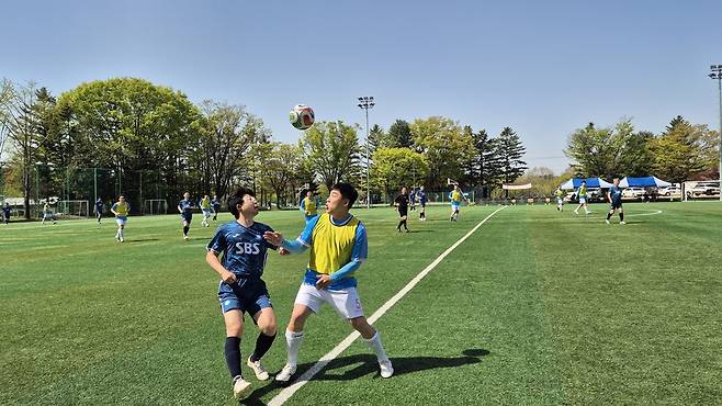 SBS, 중앙일보 선수들이 32강전 경기를 뛰고 있는 모습. /박지은 기자