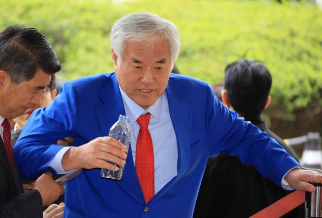 ▲ 서울서부지법 난동 사태 배후로 지목돼 구속기소 뒤 보석으로 풀려난 전광훈 사랑제일교회 목사가 지난 17일 서울 마포구 서울서부지법에서 열린 재판에 출석하고 있다. 연합뉴스