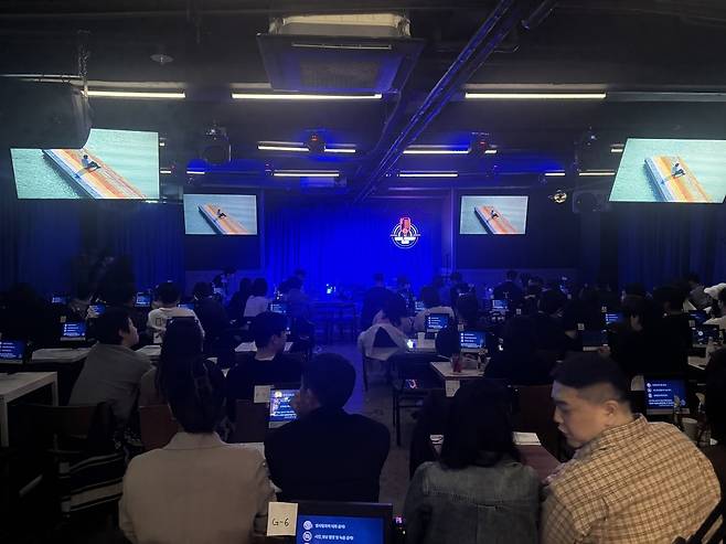 서울코미디클럽 내부. 공연 시작 전 관객이 자리에 앉아 기다리고 있다. / 박정원 인턴기자