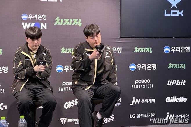 ‘캐니언’ 김건부(왼쪽)와 유상욱 젠지 감독이 18일 오후 5시 서울 종로구 롤파크 LCK 아레나에서 열린 ‘2026 LCK’ 정규시즌 1라운드 한화생명e스포츠와 경기가 끝난 후 취재진과 인터뷰를 하고 있다. 이영재 기자