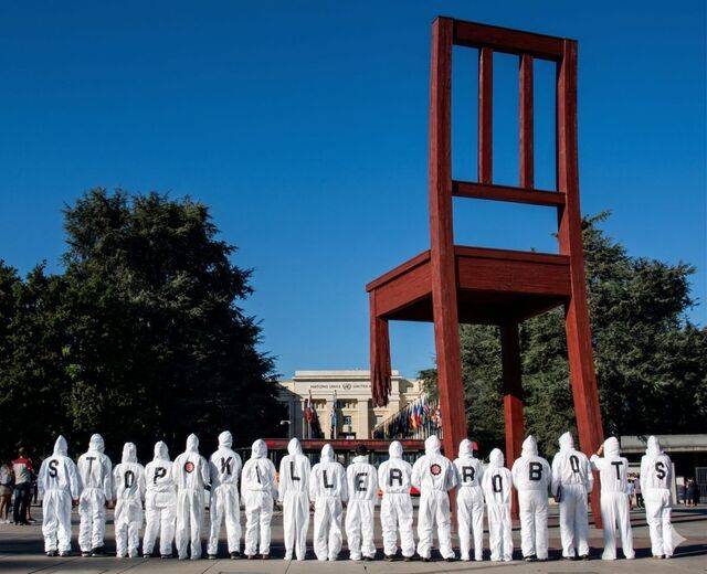 스위스 제네바 유엔본부 앞에서 세계교회협의회(WCC)가 킬러 로봇 반대 시위를 하는 장면. 붉은색 부러진 의자는 지뢰 금지를 상징하는  조형물이다. WCC제공