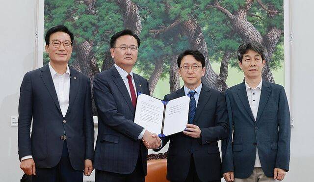 더불어민주당 천준호 원내운영수석부대표(오른쪽 두번째)와 국민의힘 유상범 원내운영수석부대표(왼쪽 두번째)가 17일 국회에서 6·3 지방선거와 관련해 합의를 마친 뒤 기념 촬영하고 있다. 왼쪽은 국회 정치개혁특별위원회 야당 간사인 국민의힘 서일준 의원, 오른쪽은 정개특위 여당 간사인 민주당 윤건영 의원. 연합뉴스