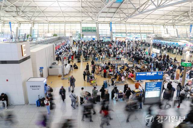 분주한 여행객들로 가득 찬 인천국제공항 제1여객터미널 모습. 경기일보DB