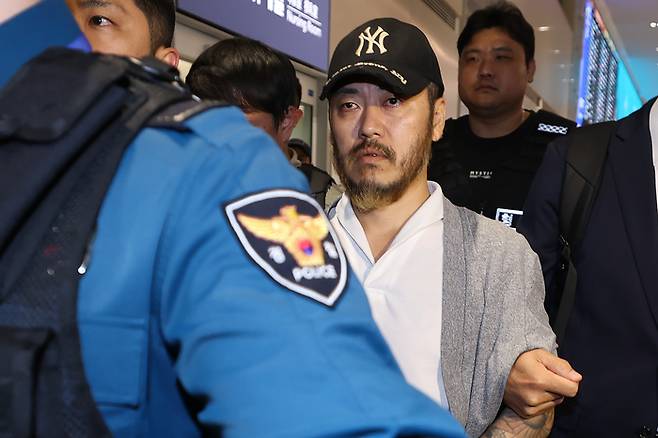 필리핀에서 교민 3명 살해, 탈옥, 국내 마약 유통 등을 일삼으며 ‘마약왕’으로 불리던 박왕열이 지난달 25일 인천국제공항을 통해 국내로 송환되고 있다. [공동취재단, 연합뉴스]