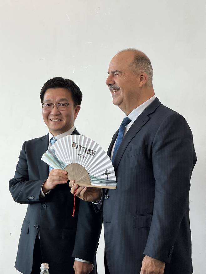 지난 4월 17일 서울 세빛섬에서 열린 방한 럭셔리 관광 활성화를 위한 전략적 업무협약(MOU)에서 박성혁 한국관광공사 사장과 매튜 업처치 버츄오소 회장 겸 CEO가 기념촬영을 하고 있다/ 사진=권효정 여행+ 기자