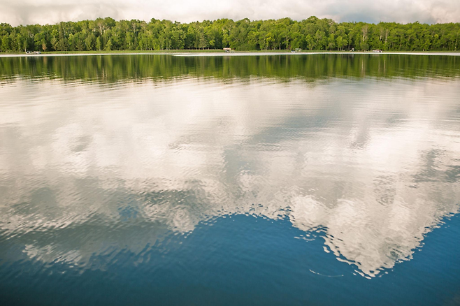 하늘이 반사되는 호수