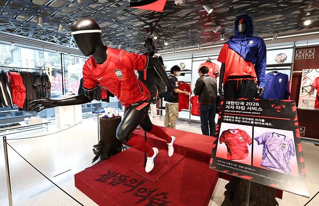 나이키는 지난 3월 북중미 월드컵 축구대표팀 유니폼을 공개했다. 사진은 서울 나이키 강남플래그십스토어. (연합뉴스)