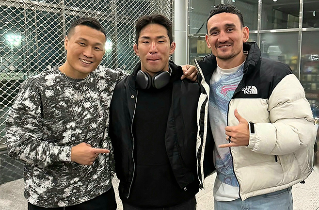 왼쪽부터 2025년 11월 서울특별시 고려대학교 화정체육관 ZFN 3이 끝난 후 기념 촬영을 하는 UFC 페더급 타이틀 도전자 출신 정찬성 대표, 더블지 두 체급 챔피언 박찬수, 제4대 UFC 페더급 챔피언 맥스 홀러웨이. 사진=MCP ECC