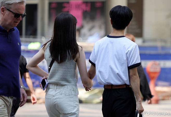 [서울=뉴시스] 홍효식 기자 = 서울 낮 최고기온이 26도까지 오르며 초여름 날씨를 보인 15일 서울 중구 명동에서 관광객들이 민소매와 반팔 차림으로 이동하고 있다. 2026.04.15. /사진=홍효식