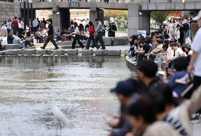 서울 낮 최고 기온이 28도까지 오르는 등 초여름 날씨를 보인 14일 서울 중구 청계천을 찾은 시민들이 여유로운 시간을 보내고 있다./사진=뉴스1