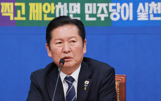 더불어민주당 정청래 대표가 16일 국회에서 열린 ‘착!붙 공약 프로젝트’ 8호·9호 공약 발표 행사에 참석해 인사말하고 있다. 연합뉴스