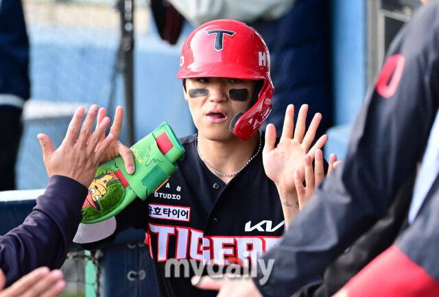 2026년 4월 17일 오후 서울 잠실구장에서 열린 '2026 신한 SOL KBO리그' KIA 타이거즈와 두산 베어스의 경기. KIA 1루 주자 김도영이 1회초 2사 1.2루서 카스트로의 2타점 2루타 때 홈을 밟고 동료들의 축하를 받고 있다./짐실=유진형 기자 zolong@mydaily.co.kr