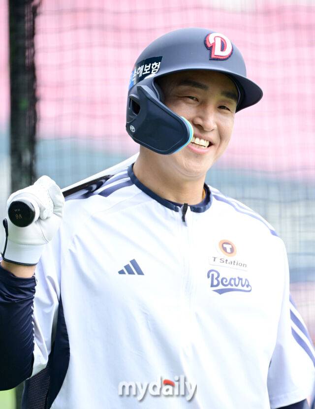 2026년 4월 17일 오후 서울 잠실구장에서 열린 '2026 신한 SOL KBO리그' KIA 타이거즈와 두산 베어스의 경기. 두산 손아섭이 훈련하고 있다./잠실=유진형 기자 zolong@mydaily.co.kr