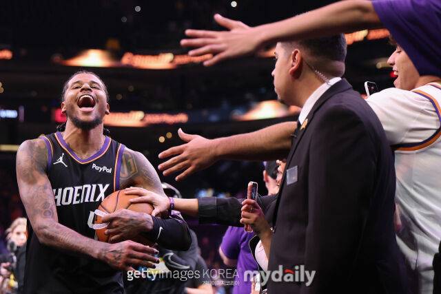 피닉스 선즈 제일런 그린(왼쪽)이 18일 골든스테이트를 꺾은 후 포효하고 있다. /게티이미지코리아