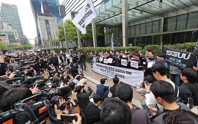 삼성그룹 초기업노동조합 조합원이 17일 서울 삼성전자 서초사옥 앞에서 과반노조 공식 선언 기자회견을 하고 있다. [연합]