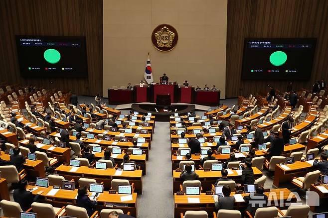 [서울=뉴시스] 조성봉 기자 = 18일 오전 서울 여의도 국회에서 열린 제434회국회(임시회) 제6차 본회의에서 정치자금법 일부개정법률안이 가결되고 있다.  2026.04.18. suncho21@newsis.com