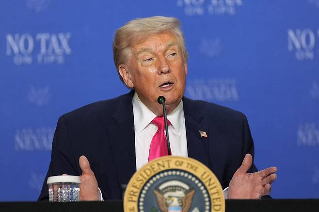 [라스베이거스=AP/뉴시스] 미국과 이란의 2차 평화 협상이 임박한 가운데, 이란이 레바논 휴전 기간 호르무즈 해협 지정 항로를 개방하면서 종전 기대감이 한층 높아지고 있다. 핵심 쟁점인 이란 내 고농축 우라늄 처리 문제에서도 동결 자산 해제를 고리로 이견을 좁히고 있다는 보도가 나왔다.  2026.04.18.