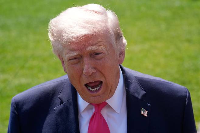 [워싱턴=AP/뉴시스]도널드 트럼프 미국 대통령이 '하루이틀 내(next day or two)'로 이란과 평화 협상을 타결할 수 있다고 말했다. 사진은 트럼프 대통령이 16일(현지 시간) 백악관 남쪽 잔디밭에서 전용 헬기 '마린원'에 탑승하기 전 기자들의 질문에 답하는 모습. 2026.04.18.