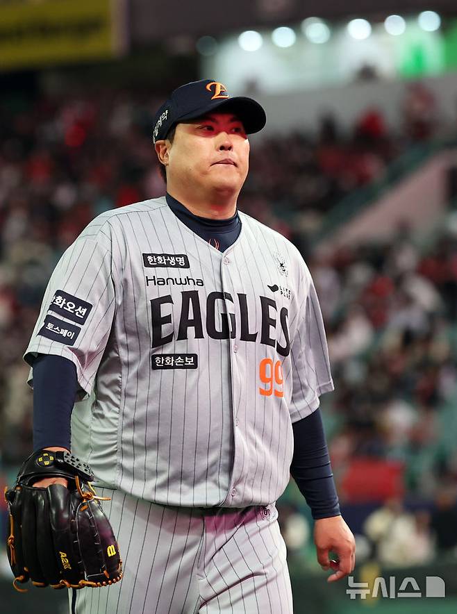 [인천=뉴시스] 최진석 기자 = 7일 인천 랜더스필드에서 열린 2026 KBO리그 한화 이글스와 SSG 랜더스의 경기, 6회말 한화 선발투수 류현진이 이닝을 마친 후 더그아웃으로 들어가고 있다. 2026.04.07. myjs@newsis.com